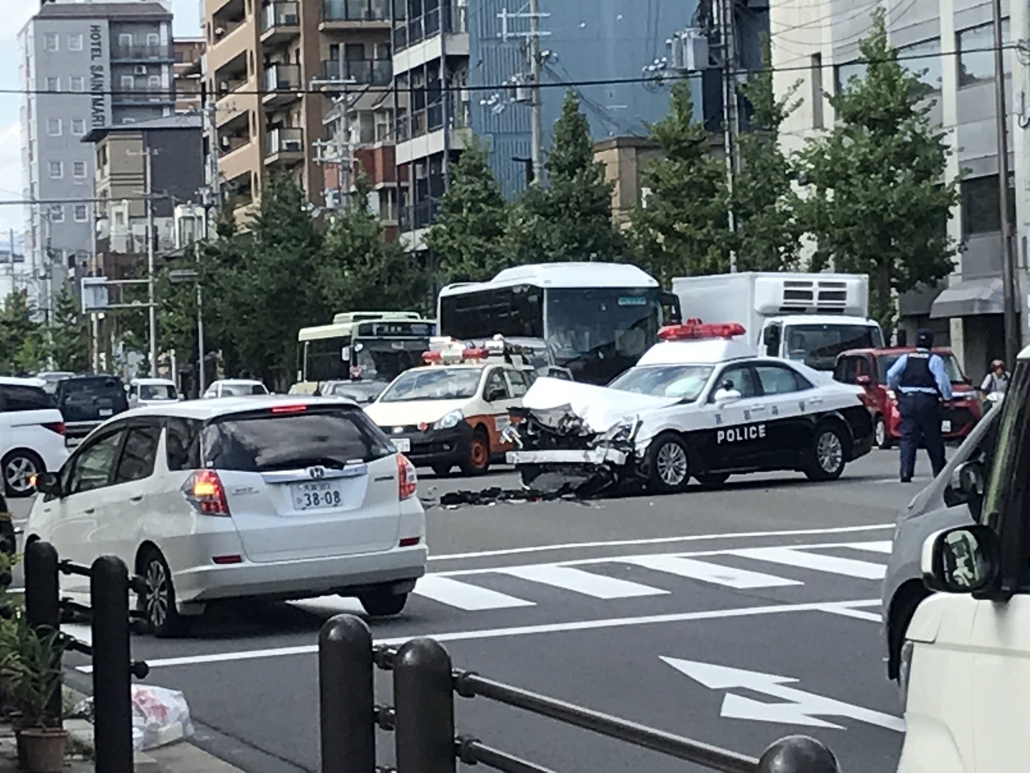 京都市下京区材木町の交差点でパトカーが大破した事故の現場画像