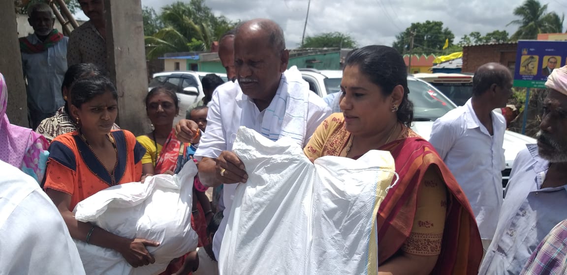 dctsarige's tweet photo. ಧಾರವಾಡ ನೆರೆ ಸಂತ್ರಸ್ತರಿಗೆ ಮಾಜಿ ಸಚಿವರು ಹಾಗೂ ಶಾಸಕರು ಇಂದು ಅಗತ್ಯ ವಸ್ತುಗಳನ್ನು ವಿತರಿಸುತ್ತಿರುವುದು... @publictvnews @suvarnanewstv @tv9kannada https://t.co/j79PUbijSW