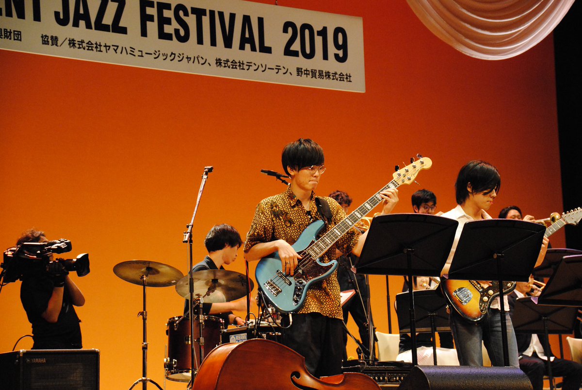 kobe_ksm's tweet photo. 台風の影響で開催中止が心配された、中高生ビッグバンドジャズの祭典「ジャパンステューデントジャズフェスティバル」が、神戸文化ホールで無事に開幕✨初日のゲストとして、甲陽ビッグバンドが本校講師の広瀬未来先生と一緒に出演しました🎷

#ビッグバンド #神戸ジャズ #専門学校 #バークリー https://t.co/3BhZrytK7g