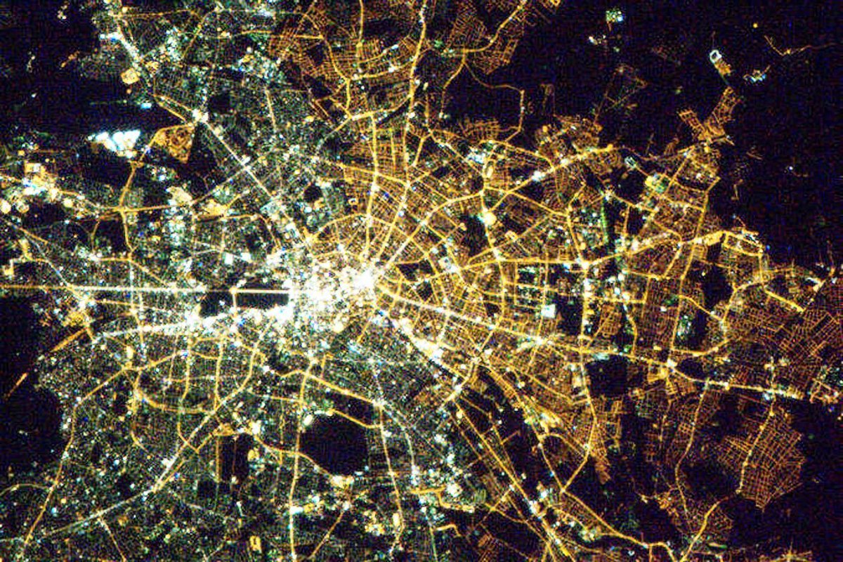 Со падот на Берлинскиот ѕид во 1989г. се избриша физичката бариера помеѓу Источен и Западен Берлин. Меѓутоа на сликата на Крис Хадфилд сликана од Меѓународната вселенска станица, сеуште може јасно да се забележи линијата на ѕидот, благодарејќи на различните стандарди на светилки.