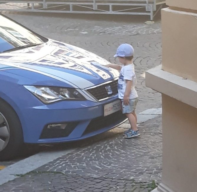 Quanto sono belli i sogni dei bambini ✨E lui non può tollerare nemmeno un granello di polvere sul suo sogno
Sara, una poliziotta in servizio al Commissariato di Osimo, non resiste al tenero gesto e lo immortala 📷
.
.
#lamiciziaèunacosaseria