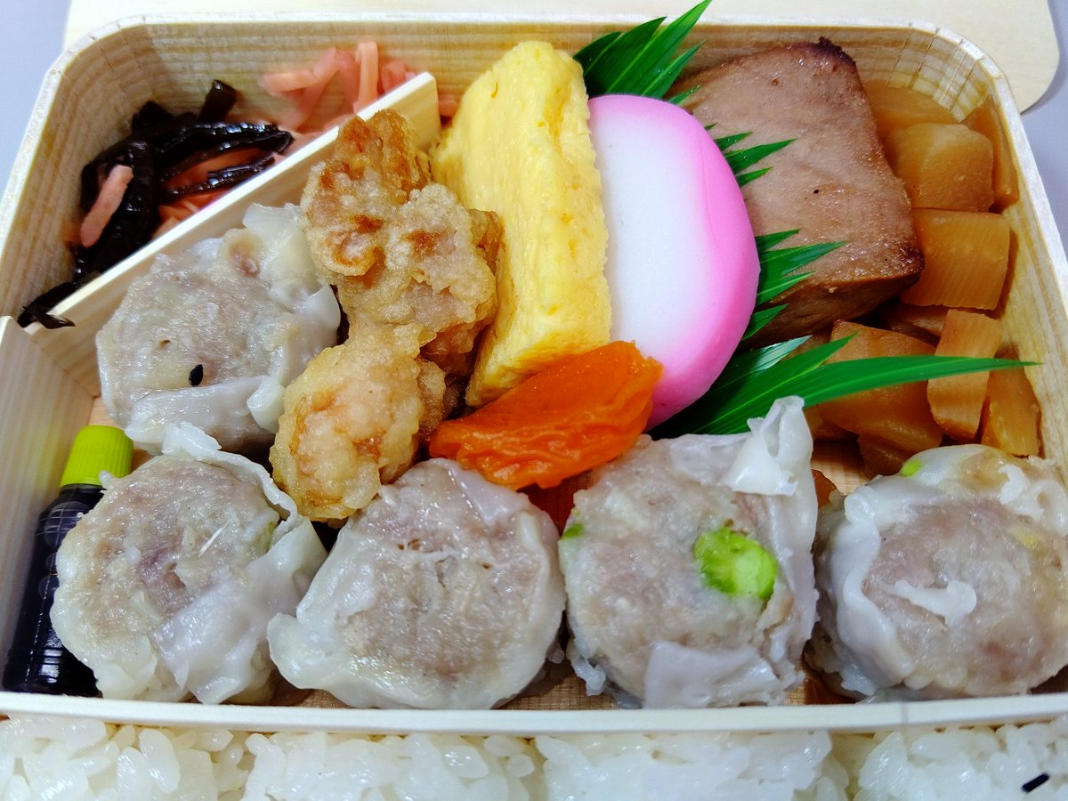 AlpineWhite3's tweet photo. お昼は崎陽軒のシウマイ弁当！
シューマイじゃないよ、
シウマイだよ！（笑） https://t.co/lpp2IGB1kV