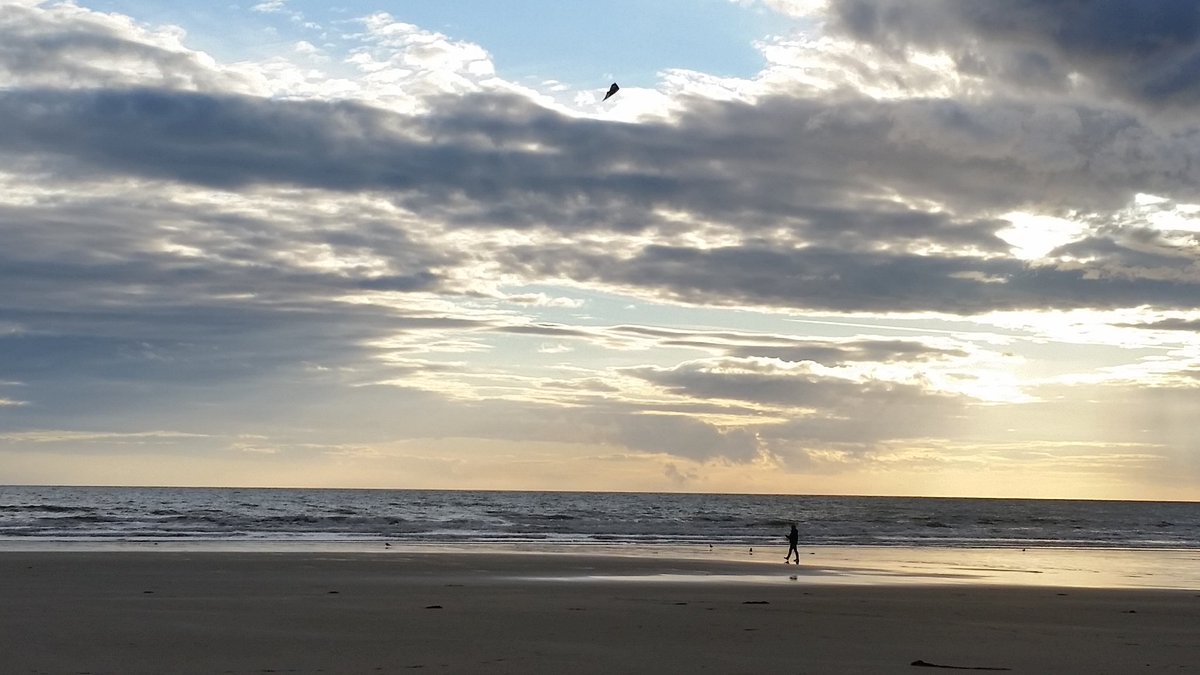 BorderlandCally's tweet photo. When you are in need of some of this... when you need to walk, instead of work..  #justtired #ache #needsomemetime #needmyhappyplace #Llanaber #Barmouth ❤
#onemanandhiskite https://t.co/7HpQMOoYSf