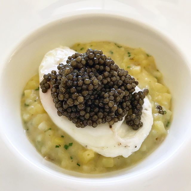 MisterEspeto's tweet photo. “Risotto” de patata ligado con ostra helada, huevo poché y caviar. Un plato opulento, intenso, que juega con las temperaturas y las texturas. Digno de cualquier gran mesa. @lutzbosing @renezimmer @fincacortesin https://t.co/1Qt2NcsXmr