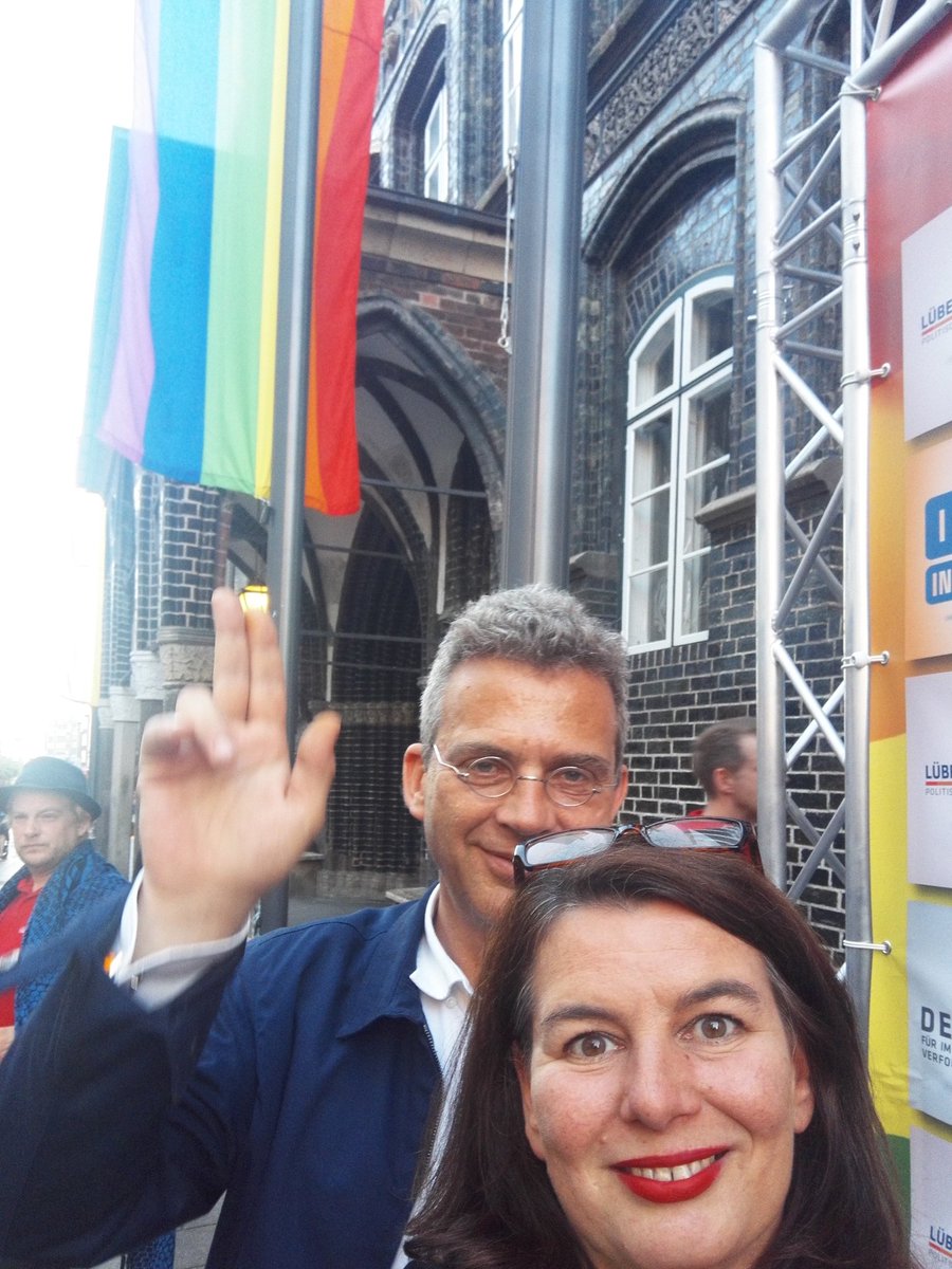 DieLinkeHL's tweet photo. Die LINKE #Lübeck wünscht #happypride
#csd
#csdluebeck
#pride
#trans
#inter
#csd19 https://t.co/Xge8HGmoxT
