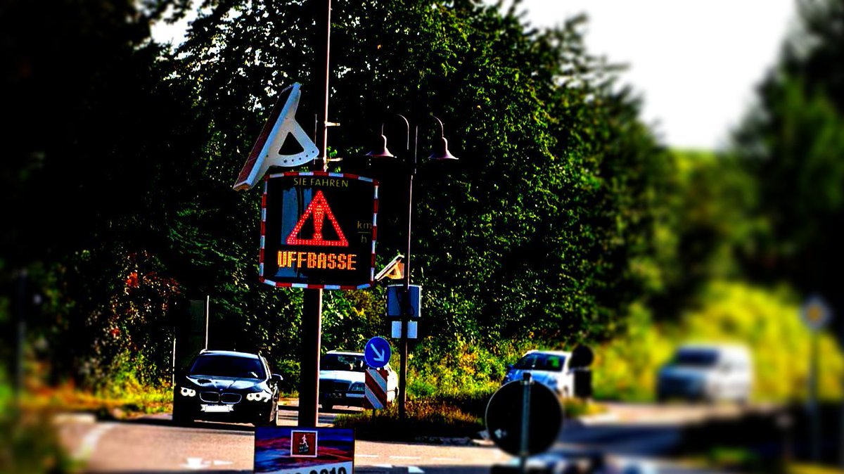 VITRONIC's tweet photo. Erfolgreiche Verkehrserziehung auf Pfälzisch. 🗣️ 🚥 ✅
Weniger Tempoüberschreitungen dank passender Kommunikation!
https://t.co/SNbnNFmx7g
#Uffbasse #Basst #Verkehrssicherheit #Kreativität #Fundayfriday https://t.co/MQl3EkIcKW
