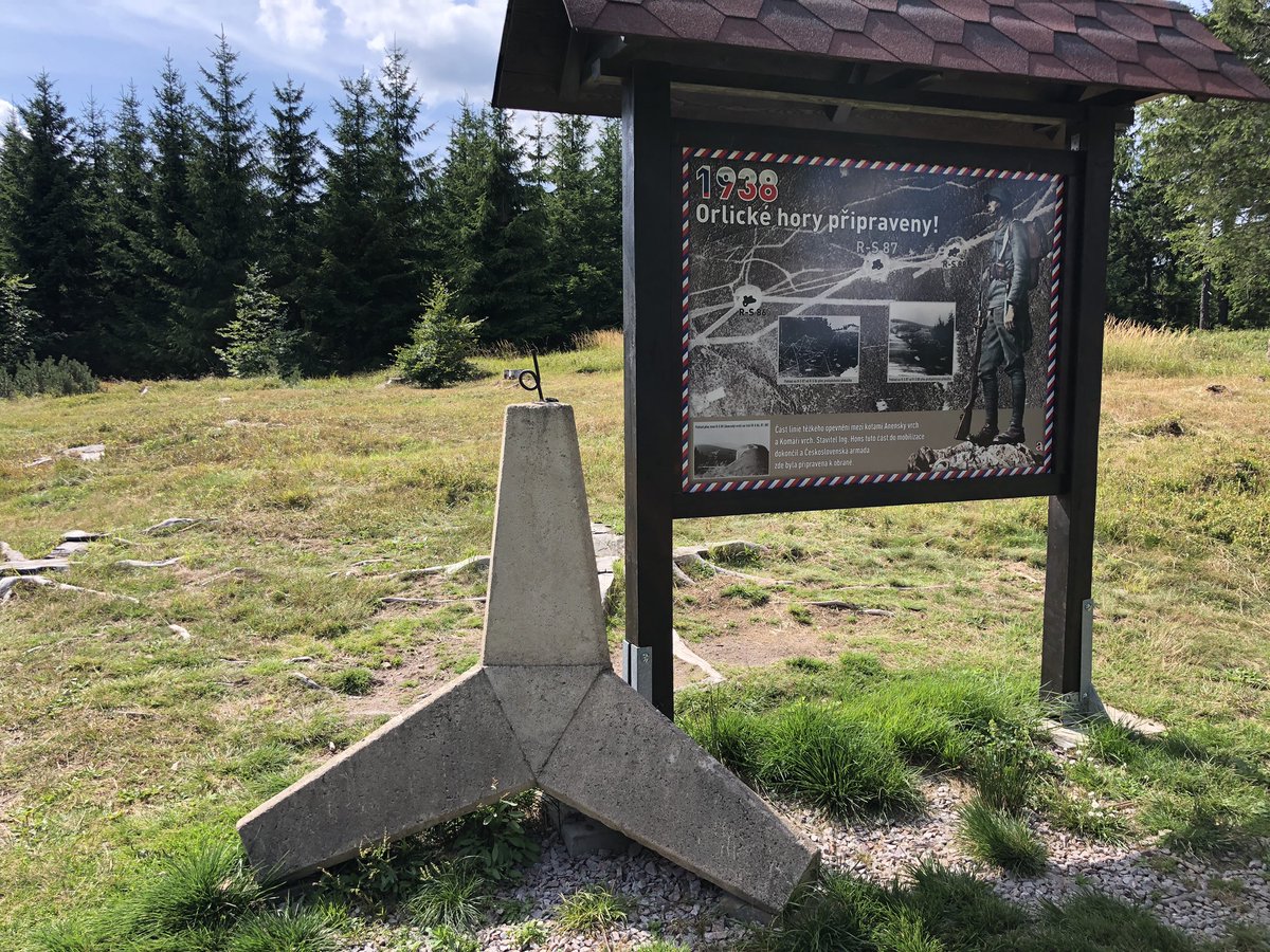 kunc_zidenice's tweet photo. Smutna historie pevnosti (tvrze) #Hanicka. Jeji stavba stala jako 5 vil #Tugendhat, technicky unikatni dilo, ktere vsak nikdy nebylo dokonceno ani uvedeno do provozu.
@Orlicke_hory https://t.co/f6fr1H2Mla