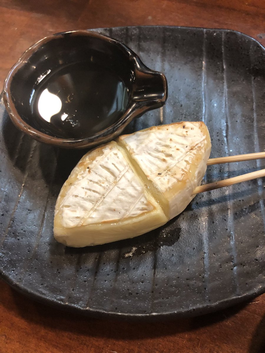 Marygazouille's tweet photo. 🇯🇵Tranches de vie nippone 🇯🇵ChaQue  soir à l’izakaya c’est toujours aussi sympa, quel plaisir de revenir à #Tokyo #voyage immersion #culture #japon #japan #lifestyle #slowtravel #kanpai #meetpeople #bar #localife #comptoirdesvoyages https://t.co/3WcYjQN5N0