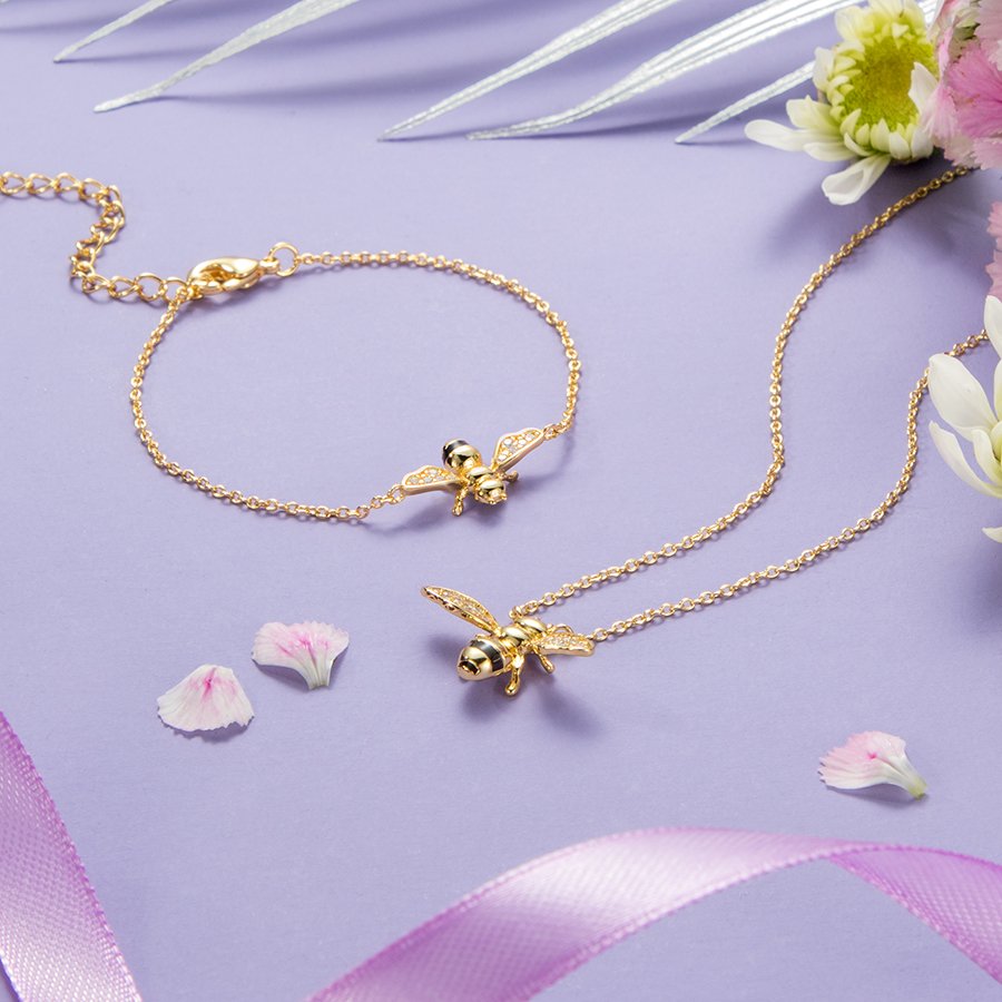 DiamondStyleUK's tweet photo. Perfect for #summer our cute #bee #collection!
Bzzzzzzzzzzzzzzzzzzzzzzzz

#yellowgold #instagood #instajewels # goldplated #goldjewelry #petals #summerstyle #lilac #gold https://t.co/LQ269bw9kM
