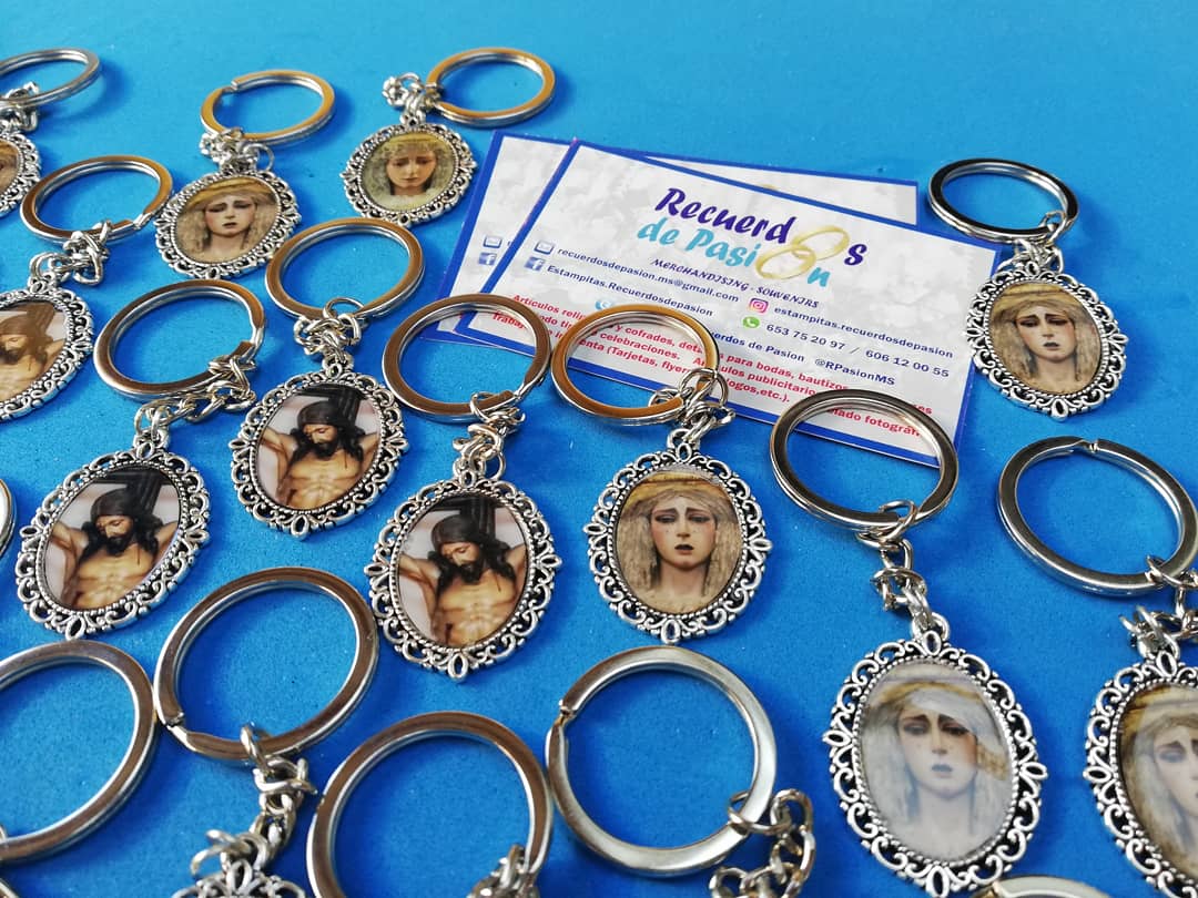 RPasionMS's tweet photo. Llaveros entregados esta misma semana a uno de nuestros fieles clientes. Puedes personalizarlos con la imagen que desees, sin pedido mínimo. ¿A qué esperas? #llaveros #llaverospersonalizados #llaveroscofrades #merchandising #souvenirs #recuerdosdepasion #clientesquerepiten https://t.co/Lw3keIuF3g