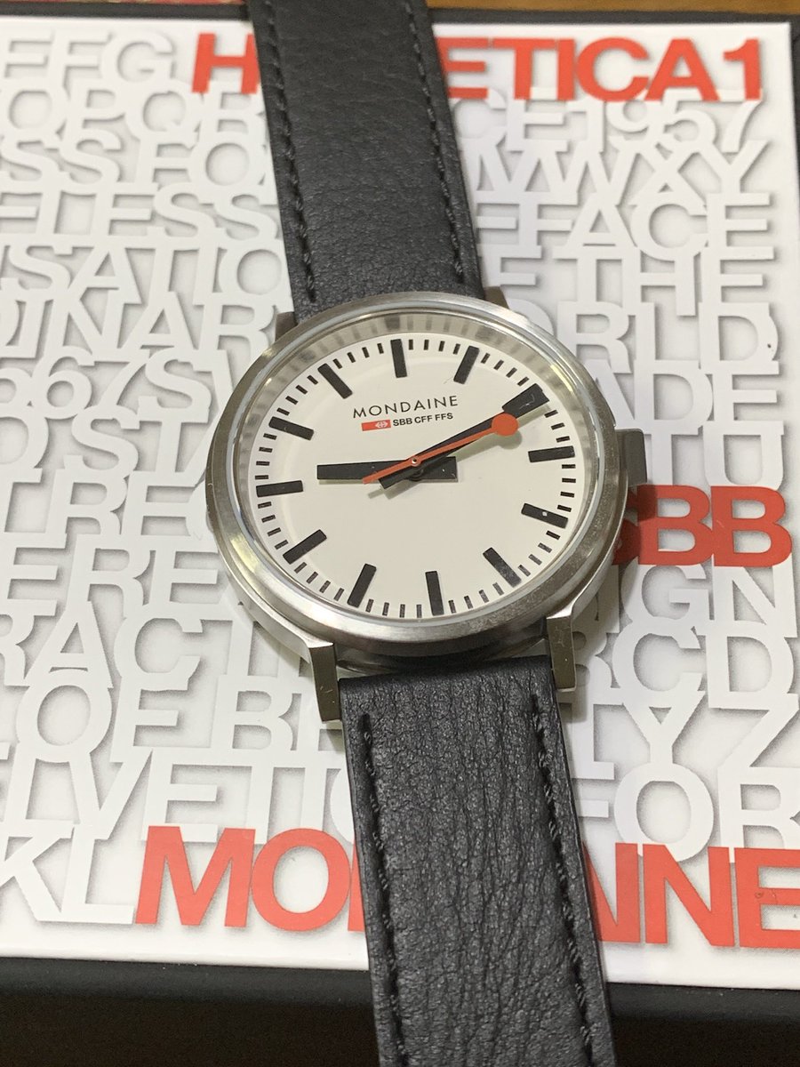 kumapen3776's tweet photo. ツェルマットの時計店でmondaineのstop2goを買う。650スイスフラン。mondaineは手頃な価格で購入できる。stop2goが一番高価だが、タグだの何とかと比べれば桁が2つ違う。デザインは言うまでもなく、スイスの鉄道時計。Apple Watchがこれと似たface出して引っ込めたよね。 #MONDAINE #stop2go https://t.co/7wZIBLdy9R