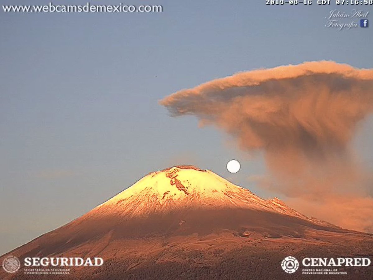 chematierra's tweet photo. Espectacular imagen esta mañana agosto 16/07:18 am/2019
El colosal #volcán #Popocatépetl, la #Luna y la fumarola de cenizas emitida hace unos minutos, desde la @webcamsdemexico 
¡Fantástica! https://t.co/XiYexHzbQb