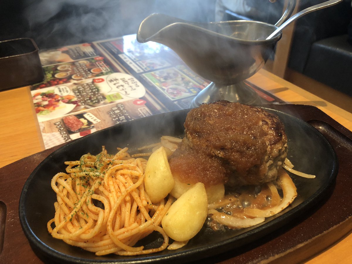 artmixture's tweet photo. ステーキ宮で最も大切なことは、熱々の鉄板に心躍らせることでも、宮ソースをかけて湯気を楽しむことでもない。

付け合わせのスパゲティを救出することである。

焦げるからな。

#宮ハンバーグ https://t.co/41OiNBJRH2