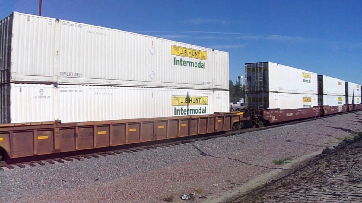 AIMASIntermodal's tweet image. #argentinaintermodal Si un vagón transporta dos contenedores (uno encima del otro), ¡el segundo paga la vía! En la próxima ronda #intermodalAMBA19 te lo vamos a explicar