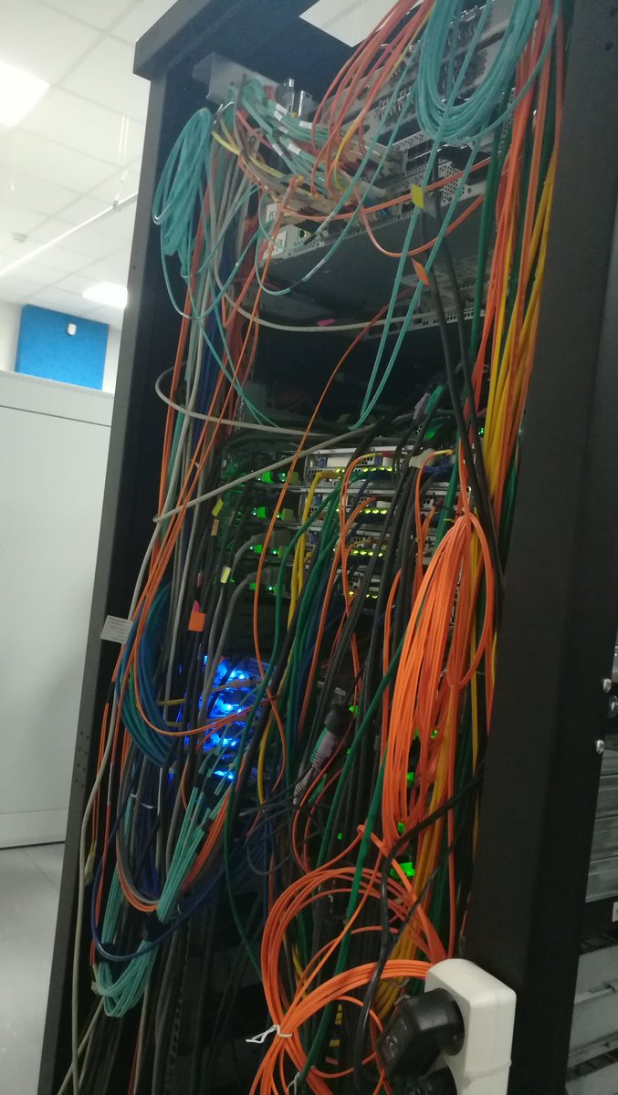 Mais bon, c'est pas parce qu'on a un super computer que le cable management ne peut pas être "comme à la maison" #snt19