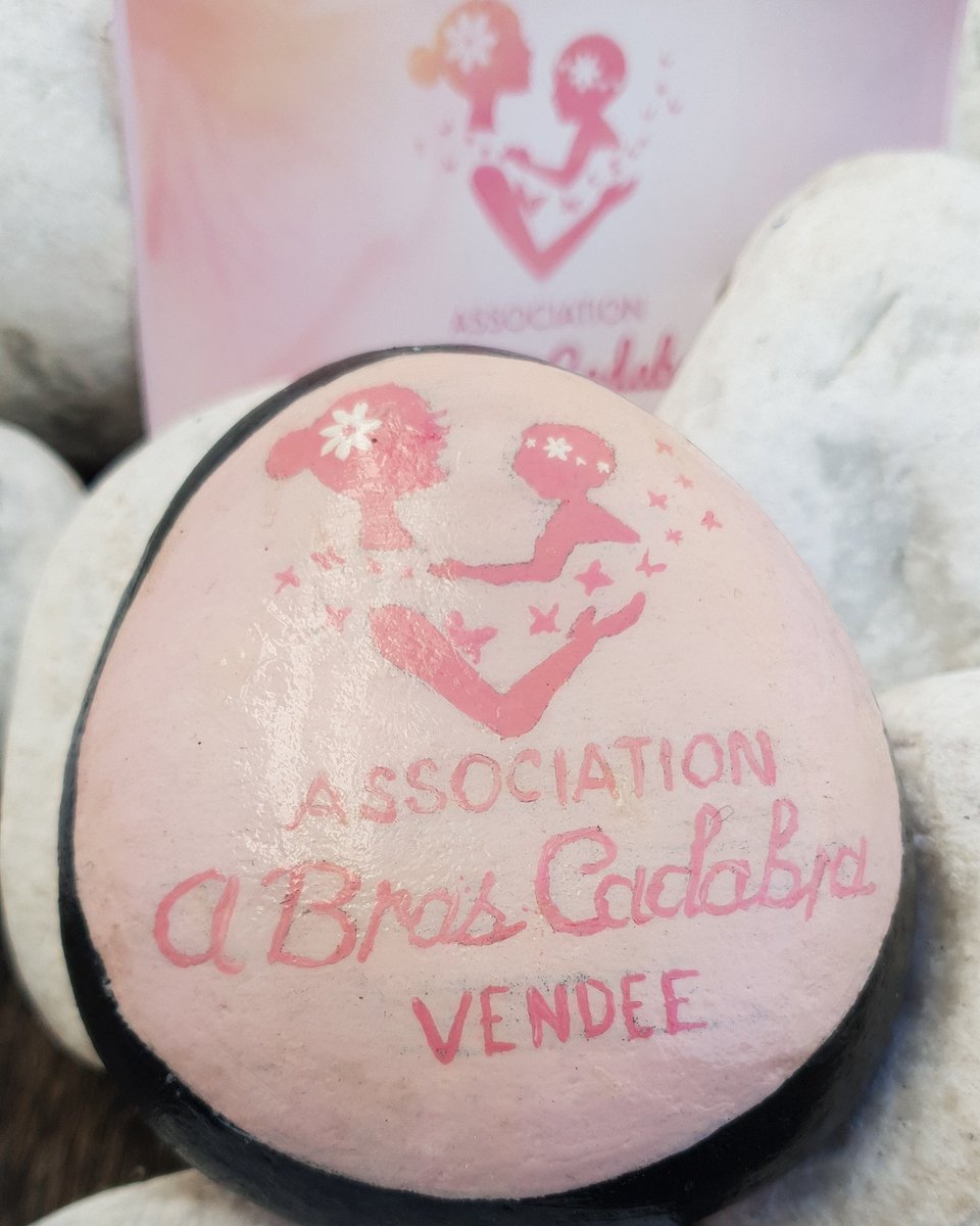Réalisation à la main toute en finesse du logo de l'#Association @Abrascadabra85 sur un #Galet destiné au #jeu <a href="/Tmgaletenvendee/">Trouve Mon Galet En Vendée</a> 
Contactez <a href="/Mongalet85/">Mon Galet de Vendée</a> en mp si vous souhaitez également la #réalisation personnalisée de votre #enseigne #art #rentree2019