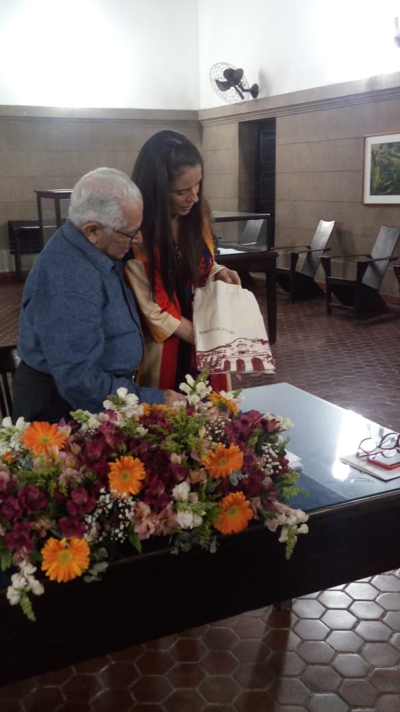 pluraleemsite's tweet image. Aqui o Professor Nilson de Oliveira com a Professora Sandra Regina dos Santos . Encontro de mestres - Professor Nilson foi diretor do Instituto de Educação por duas vezes nos anos 70 e 80 e a Professora Sandra é a atual Diretora. / #iserj #institutodeeducacao #tijuca