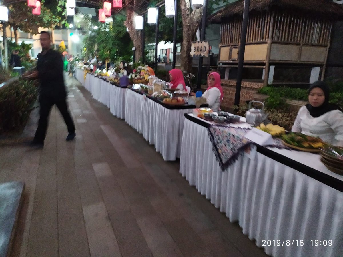 DiskominfoPWK's tweet photo. Yu makan malam pakai liwetnya, di Festival Liwet di #HUTPurwakarta https://t.co/b3lR12S92R