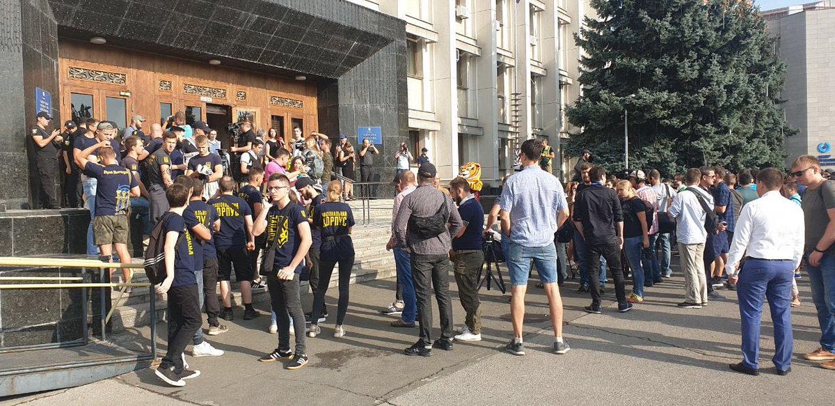 NKOdesa's tweet photo. 📣Представники ПП «Національний Корпус» відвідали сесію Одеської обласної ради 

▪️Кулуарними домовленностями, депутати ради, намагалися поставити головою представника «За життя» корупціонера Віталія Саутьонкова.

��Стрім: https://t.co/QFB9pwu6WU

#НацКорпус #Одеса #Рада https://t.co/N1kfLdBBqk