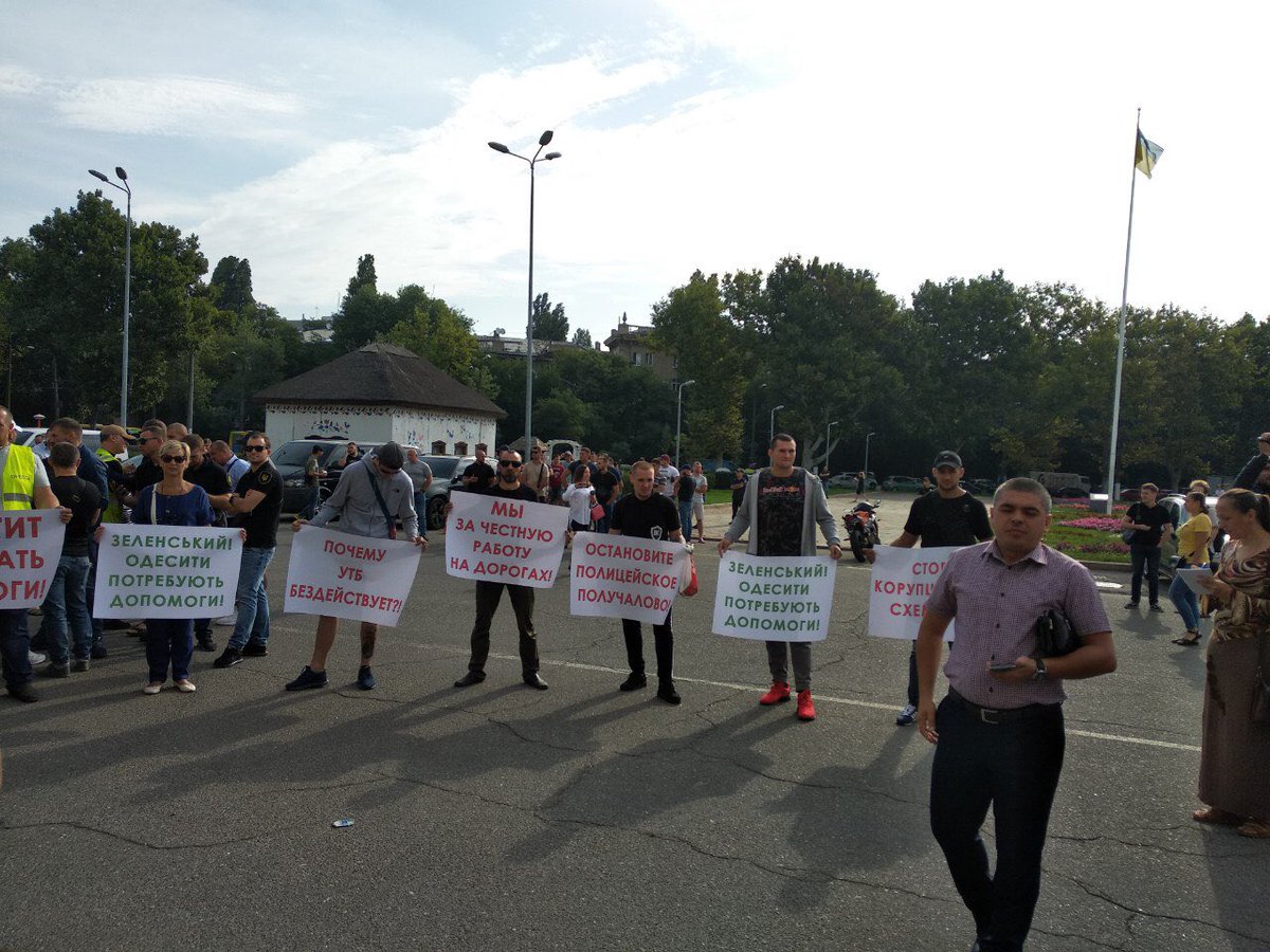 NKOdesa's tweet photo. 📣Представники ПП «Національний Корпус» відвідали сесію Одеської обласної ради 

▪️Кулуарними домовленностями, депутати ради, намагалися поставити головою представника «За життя» корупціонера Віталія Саутьонкова.

��Стрім: https://t.co/QFB9pwu6WU

#НацКорпус #Одеса #Рада https://t.co/N1kfLdBBqk
