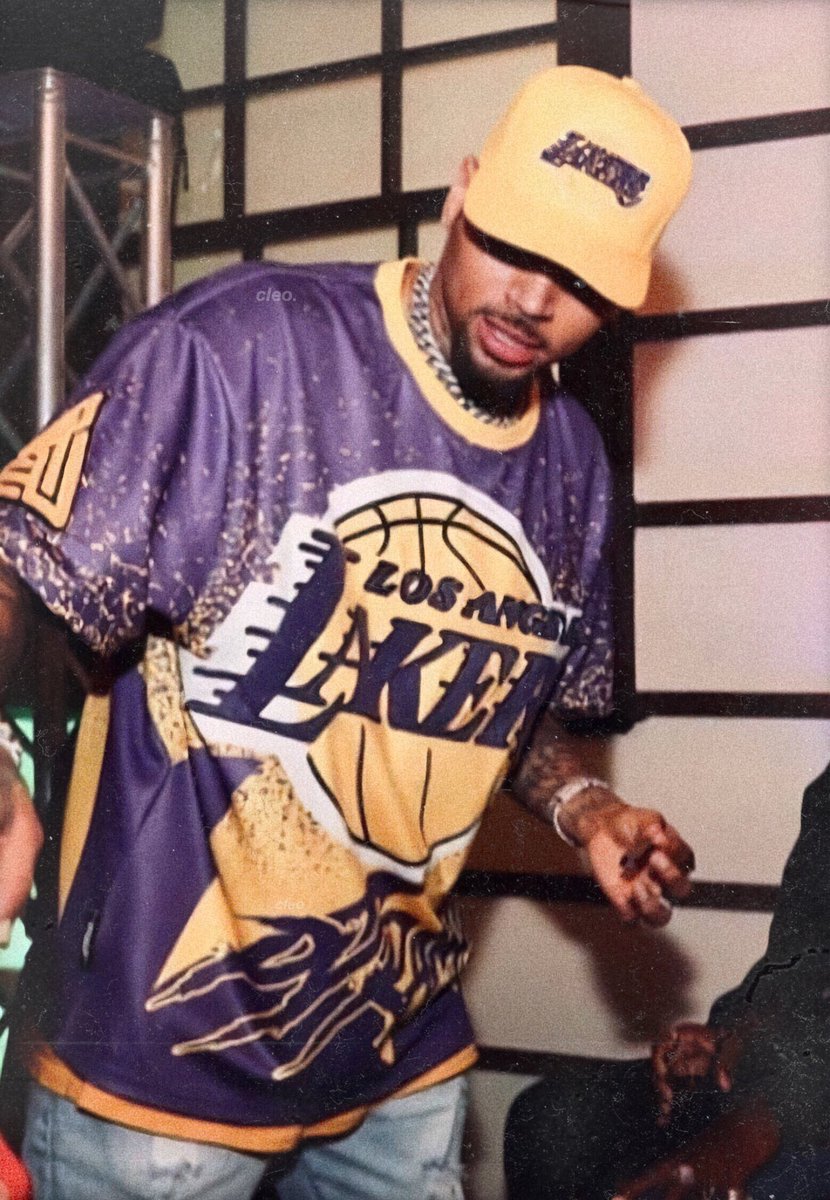 Chris Brown News on X: PICTURES: Chris Brown last night wearing his new  Black Pyramid x NBA Pro-standard collab!  / X