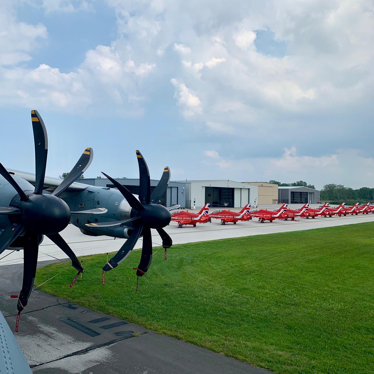 ‘Taxi for 9 please’ great photo from <a href="/xlingy/">xlingy</a> with the <a href="/rafredarrows/">Red Arrows</a> in Chicago on Western Hawk...so far so good on such an epic tour! #NoOrdinaryJob #westernhawk #airbus #A400M #aviationphotography #aviationdaily #avgeek