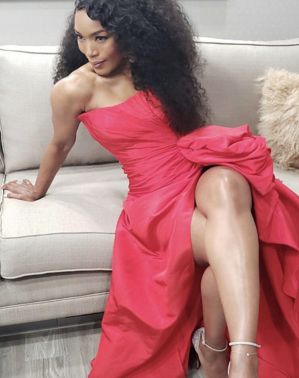 Wishing legendary actress Angela Bassett a Happy 61st Birthday! Aging like wine . 