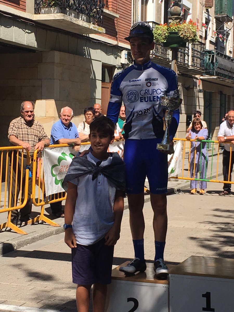 jirabira's tweet photo. #Aretxabaleta #Euskalbailarak 
Junto a @aritzkl, @andoni_azkarate también ha subido al podium como primer local
Aritzekin batea Andoni ere podiumera igo da
#GrupoEulen https://t.co/I253QZCSkx