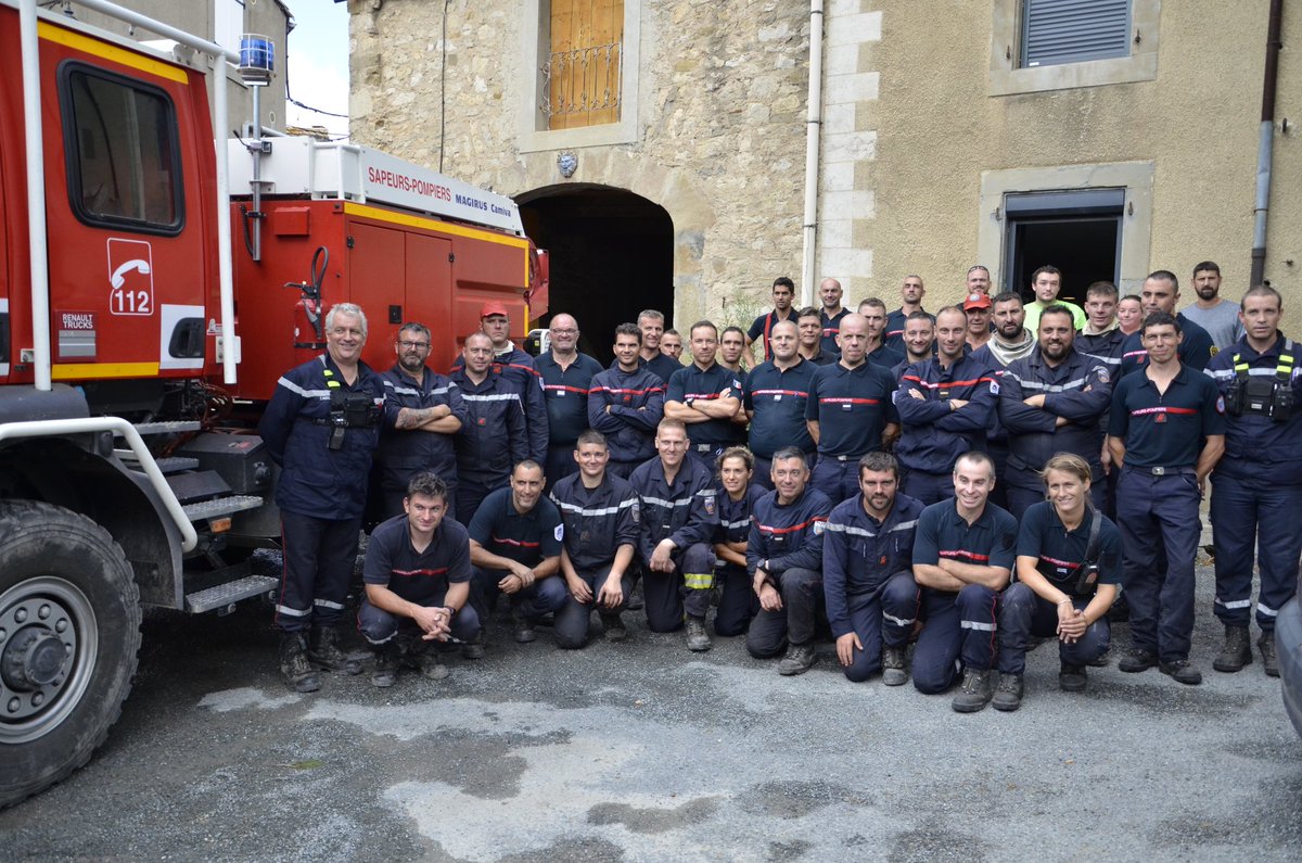 sdis31officiel's tweet photo. Les sapeurs-#pompiers du @sdis31officiel ayant participé à la lutte contre l'incendie de #Montirat dans l'#Aude remercient les habitants de #PradellesenVal pour leur accueil et leur générosité.😉
#FeuxDeForêt #GIFF https://t.co/g9yI8KB4Ux