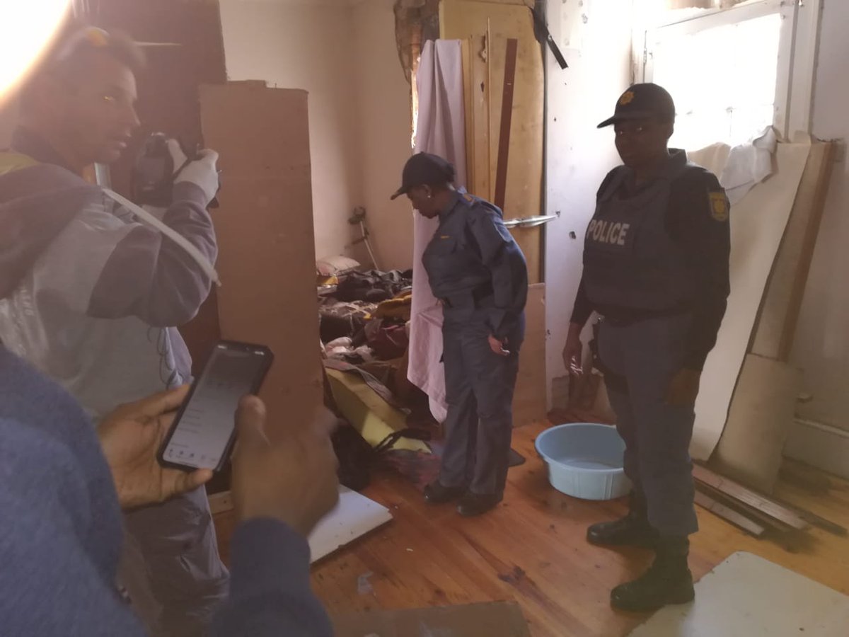 SAPoliceService's tweet photo. #sapsEC PC, Lt Gen Ntshinga took to the streets of Port Elizabeth this morning searching abandoned buildings and working with members on the ground in #OperationFielaII. Various buildings and shops were visited in central area. #PoliceVisibility ME https://t.co/8wYEH5jTz3