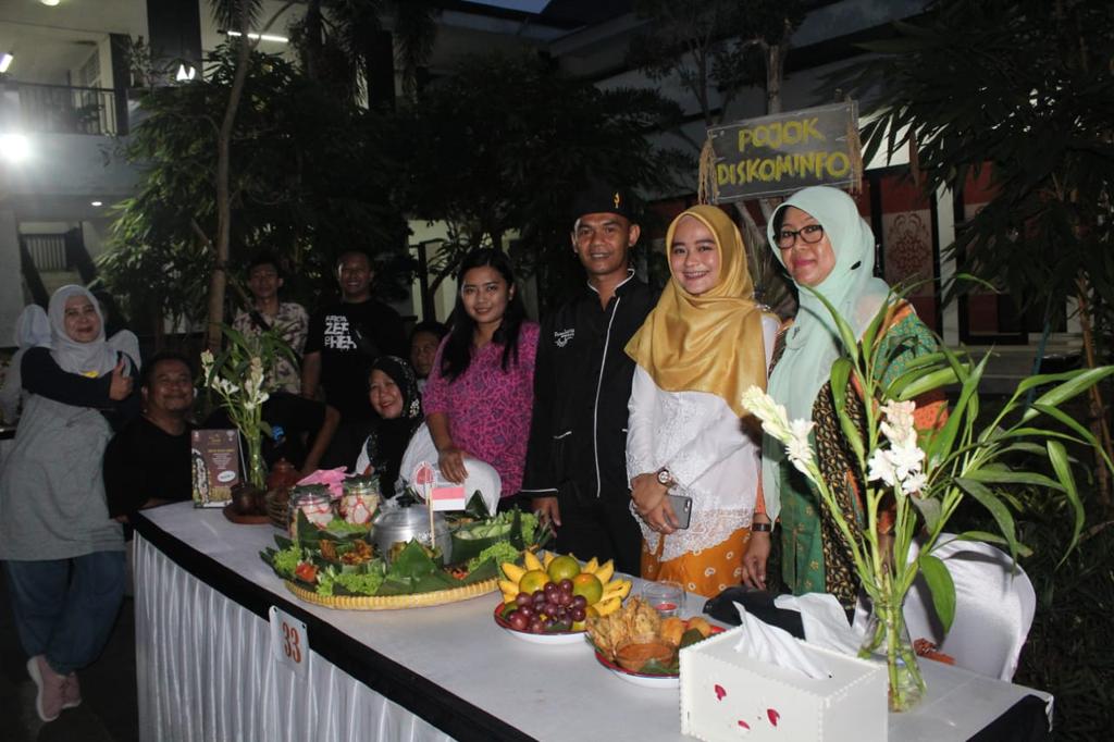 DistarkimPWK's tweet photo. Pilih liwetnya bukan yang jaga nya... Hahahhaa #HUTPurwakarta @DiskominfoPWK @Kaharti_PWK https://t.co/opDeuv0WON