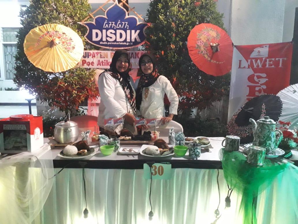 DistarkimPWK's tweet photo. Pilih liwetnya bukan yang jaga nya... Hahahhaa #HUTPurwakarta @DiskominfoPWK @Kaharti_PWK https://t.co/opDeuv0WON