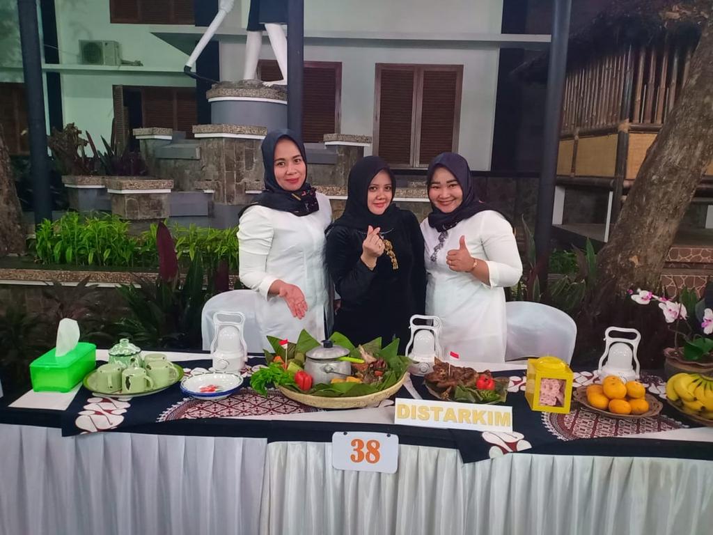 DistarkimPWK's tweet photo. Pilih liwetnya bukan yang jaga nya... Hahahhaa #HUTPurwakarta @DiskominfoPWK @Kaharti_PWK https://t.co/opDeuv0WON