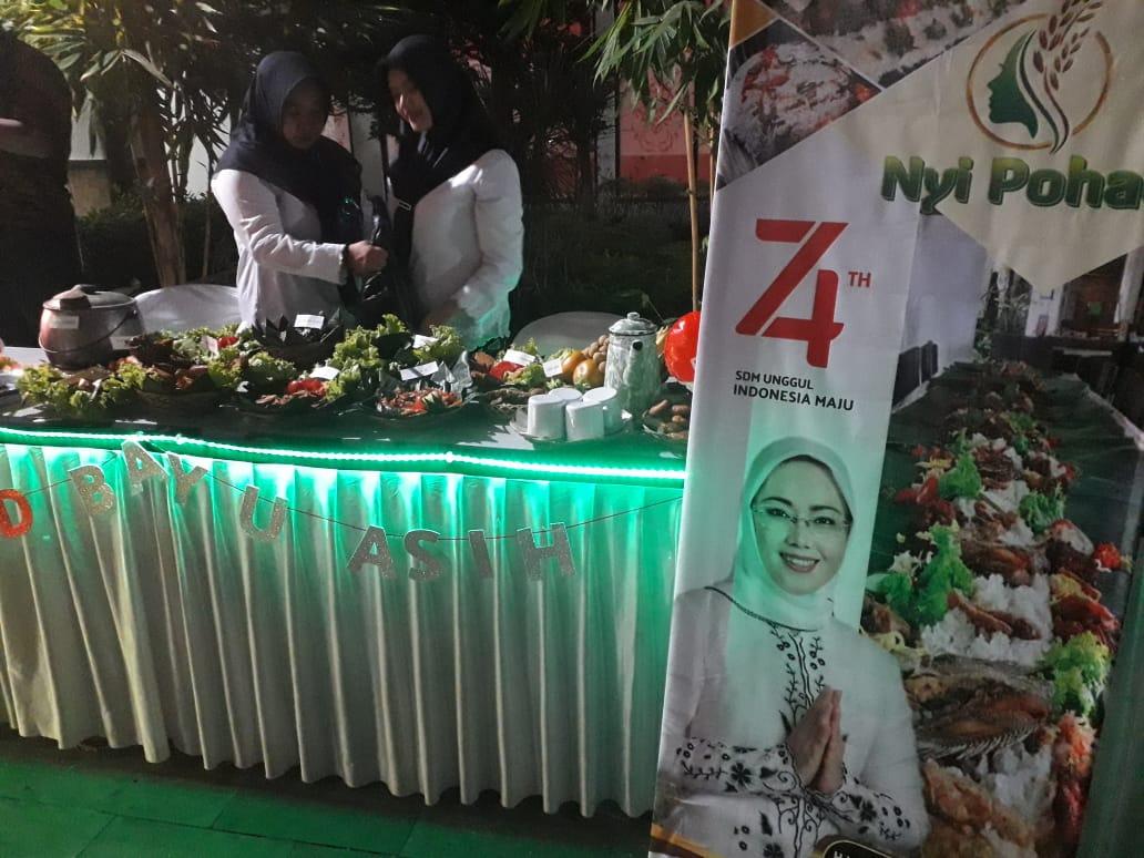 DistarkimPWK's tweet photo. Pilih liwetnya bukan yang jaga nya... Hahahhaa #HUTPurwakarta @DiskominfoPWK @Kaharti_PWK https://t.co/opDeuv0WON