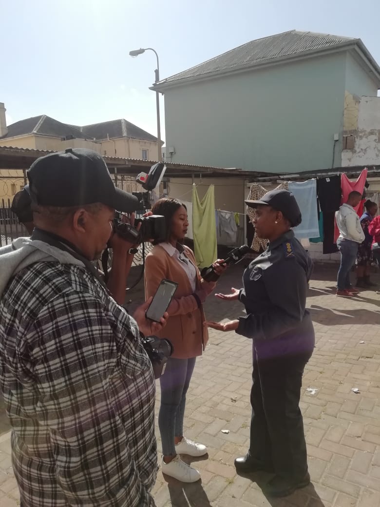SAPoliceService's tweet photo. #sapsEC PC Lt Gen Ntshinga engaged with community as well as women living in the buildings. The municipality who formed part of #OperationFielaII was roped in to investigate the conditions of some of these buildings and to issue fines and close the buildings occupied by people ME https://t.co/vmcuDuGCIY