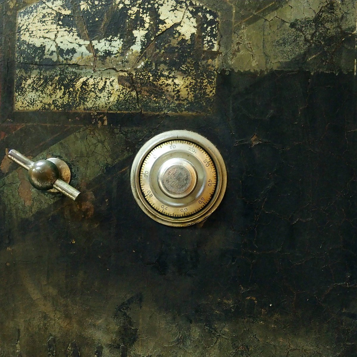 round_museum's tweet image. Safe Old Round
.
22 to the right. 67 to the left. 17 to the right. Click. All the treasures you can imagine are safely held inside.
.
08.16.19
#rounddujour #safe #combinationlock #safecracker
Buy “Nerdtastic” book at roundmuseum.com/shop