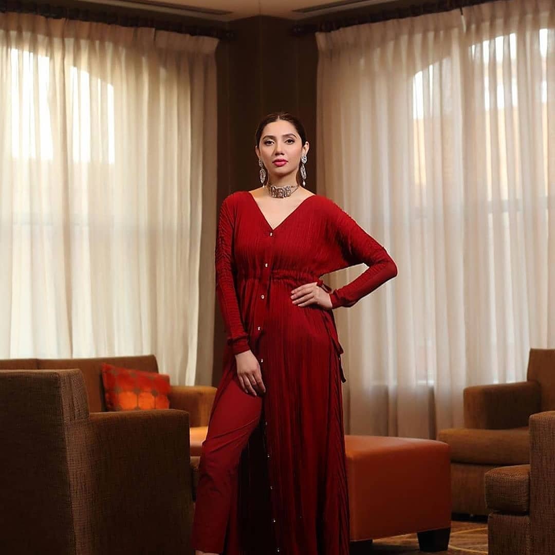 #MahiraKhan looking hot in red #BilalAshraf #SuperStarFilm
#pictureofpakistan #pakistaniwear #pakistaniclothes #pakistaniweddings #pakistanidress #madeinpakistan #pakdrama #arisharazikhan #pakistanidrama #pakistaniactresses #pakistanimedia #pakfashion #lollywoodz #pakistan