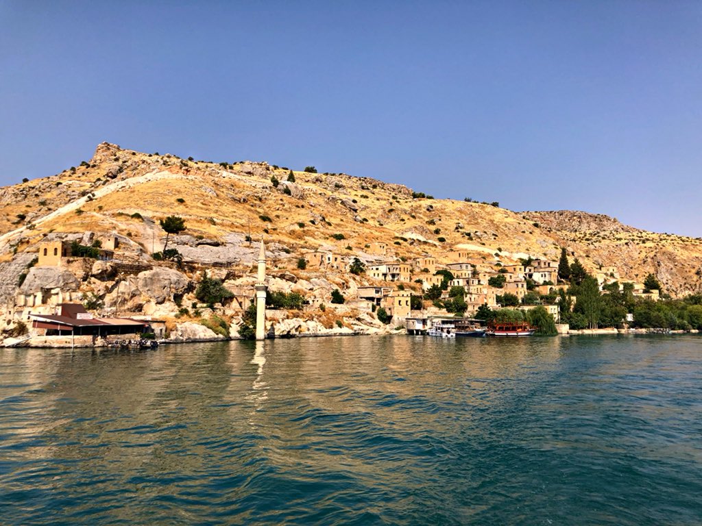 Esra7868's tweet photo. merhaba yaşamak 
"her şeyi göründüğü gibi sanmakla her şeyin aslını görmekten mahrum bırakıyoruz kendimizi" #halfeti #şanlıurfa #merhabayaşamak https://t.co/P7ZQ4Tl5si