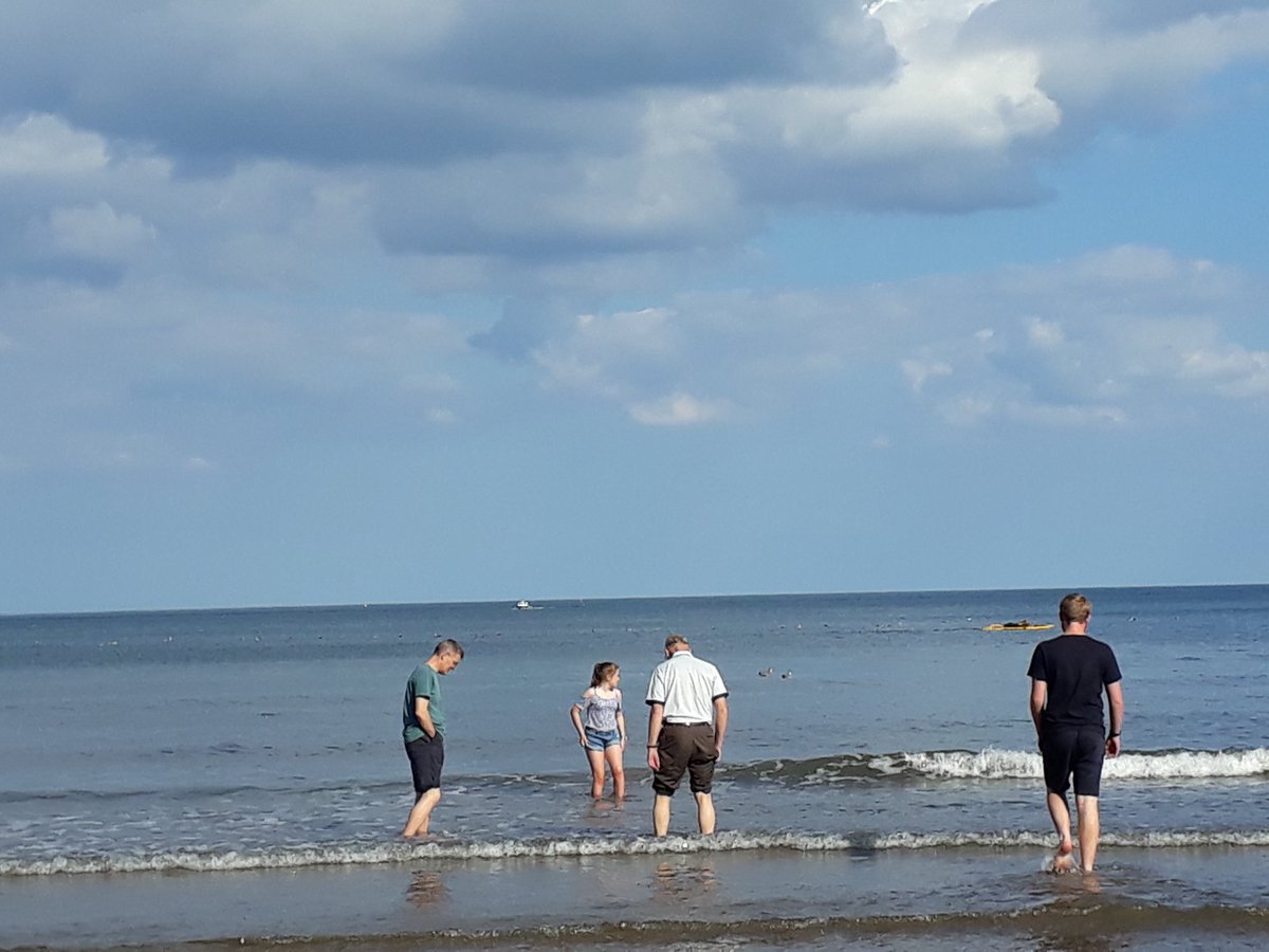 JenniferTNotts's tweet photo. @PlanetOffers #PlanetOffersSnaps 3 generations paddling in the sea at Scarborough https://t.co/wfbq8zRMcw