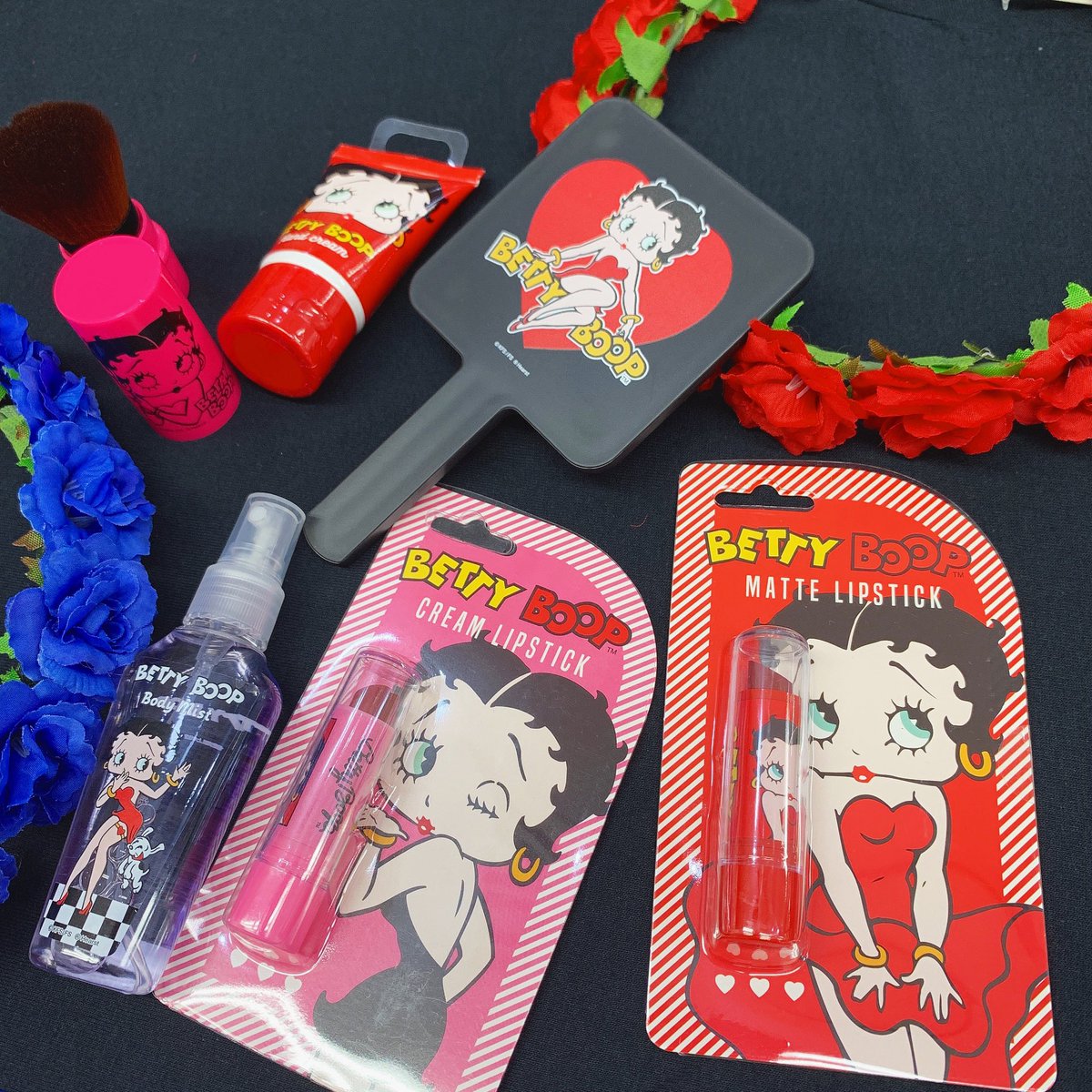 390cosme's tweet photo. 🌹商品紹介🌹
大人気コラボ商品🖤ベティー ブープコスメのご紹介です✨
リップやミラー、ボディミストなど可愛いベティーちゃんを沢山ご用意しております❤️❤️
ベティーちゃん好きな方にはたまらない商品です🥺💕
もちろん店内全品390円＋税💯
#サンキューマート #thankyoumart #390マート #プチプラ https://t.co/fQNDVx8c04