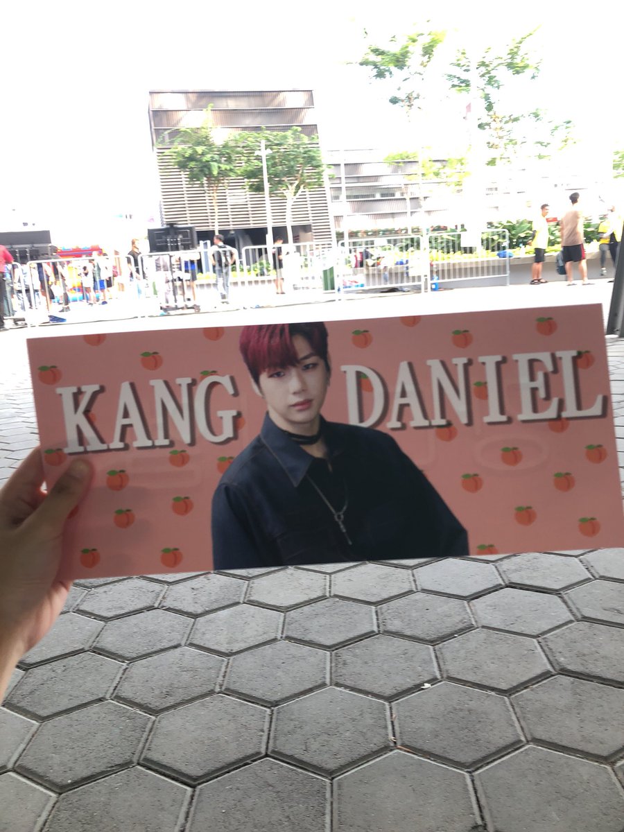peachiekangniel's tweet photo. Outside Kallang Wave Mall giving out pls show RT &amp; Ticket Check 

#KangDaniel1stFanmeetinginSG 
#KangDanielinsingapore #KANGDANIELINSG 
#KangDanielColorOnMeInSG #KANGDANIEL https://t.co/v4zadSHvUi