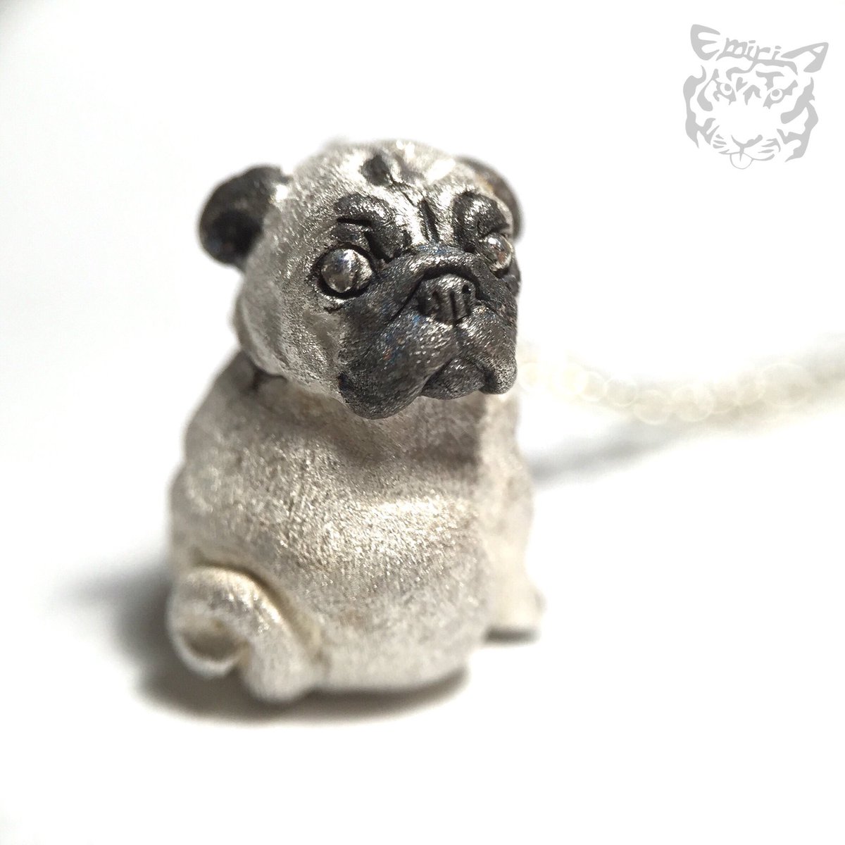Emiria パグの振り向きネックレス White Silver925 子犬のパグがチラッとこちらを振り向いたネックレス 足の裏には真っ黒の肉球 首輪には星マークが 何故か惹かれる犬種パグ 黒パグのblack Verもいます 犬 パグネックレス T Co