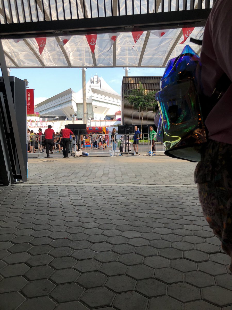 peachiekangniel's tweet photo. Hi I’m outside Kallang Wave Mall now giving out the paper banner pls show RT &amp; Ticket Check 
#KangDaniel1stFanmeetinginSG 
#KangDanielinsingapore #KANGDANIELINSG 
#KangDanielColorOnMeInSG #KANGDANIEL https://t.co/jE5n8k6bZL