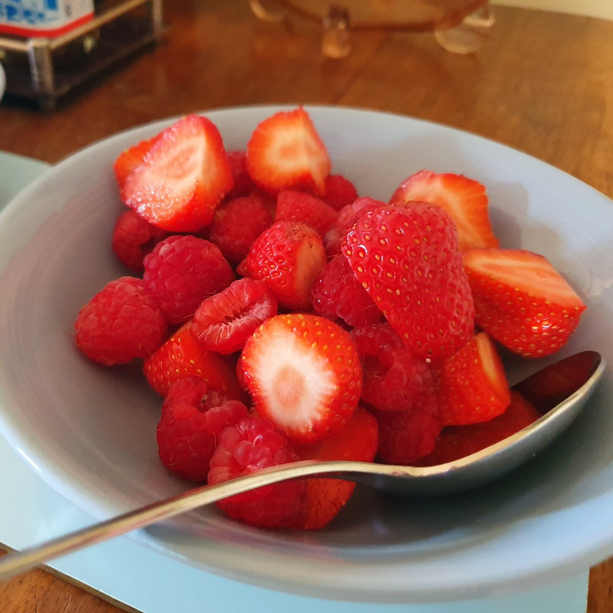 ControlTowerNC's tweet photo. Good morning from #CTHQ #brekkytime #firstoftheseason #discoveryapples #localberries #localfood #bedandbreakfast #eattheseasons #vegetarianbedandbreakfast https://t.co/ubZ76PyGB3