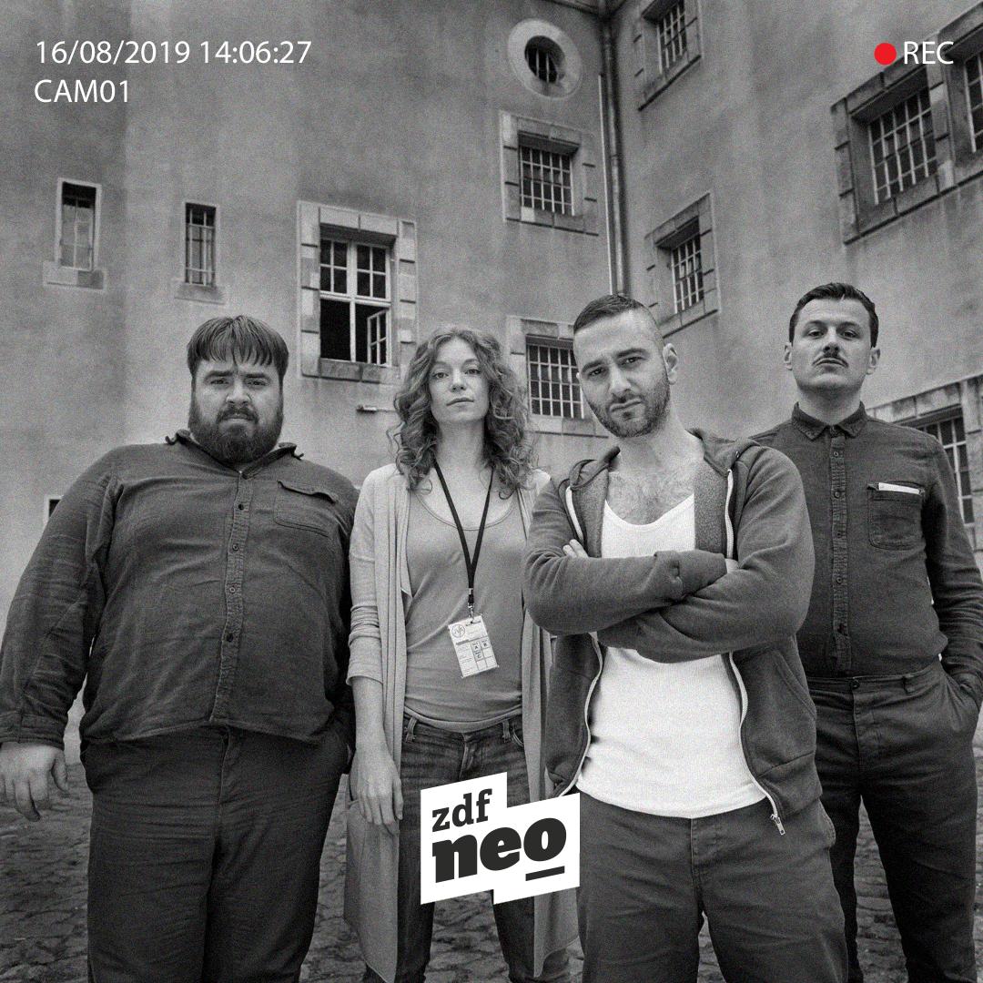 ZDFneo's tweet photo. Knackis haben bekanntlich ein schwieriges Verhältnis zu Überwachungskameras... Für alle anderen heißt es heute: Lächeln und winken, wenn Ihr eine seht! 🙋‍♀️📹 #WinkÜberwachungskamerasZuTag #ImKnast https://t.co/6mESURllFD https://t.co/47I4K0yOyx