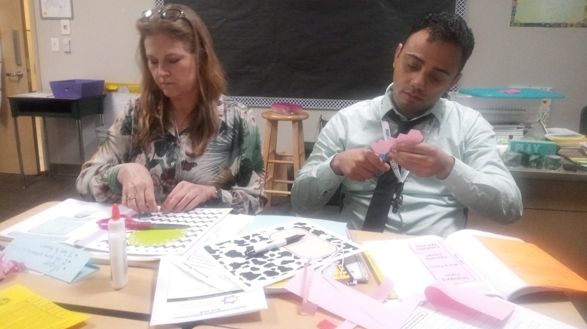 Aug3MathSci's tweet photo. Hardworking 3rd grade team
#MathAndScience 
#InteractiveNotebooks
@LakeEagles https://t.co/wbVdQEKAqH