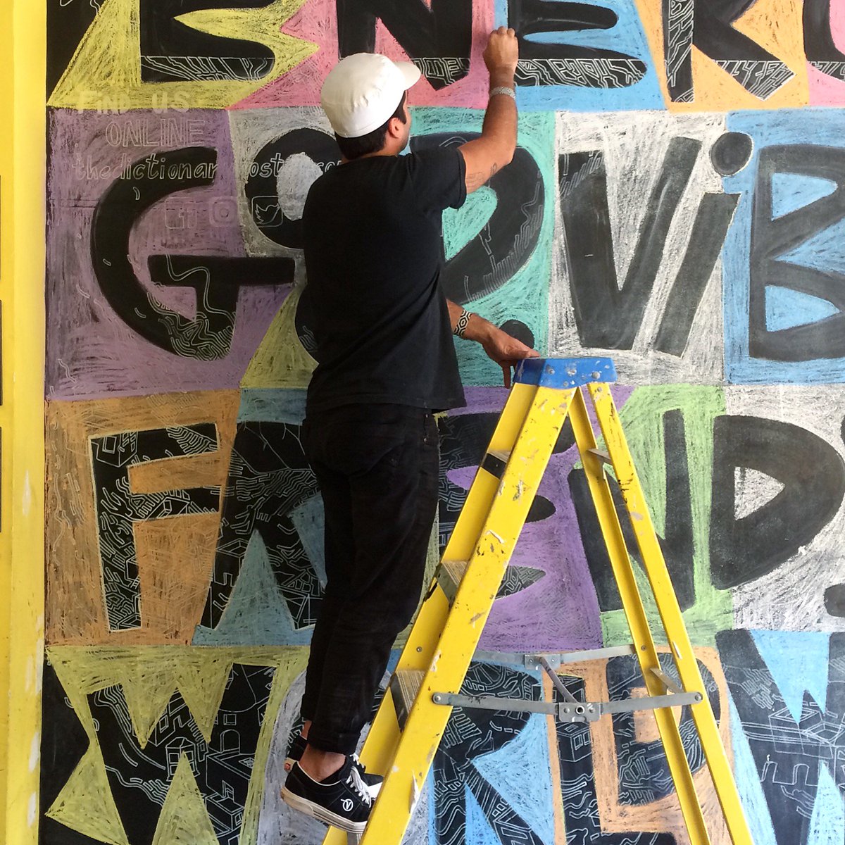 thedictionary's tweet image. Good vibes from our amazing guest THIPΔN. Have a lovely weekend, everyone! 😍🌻🌈