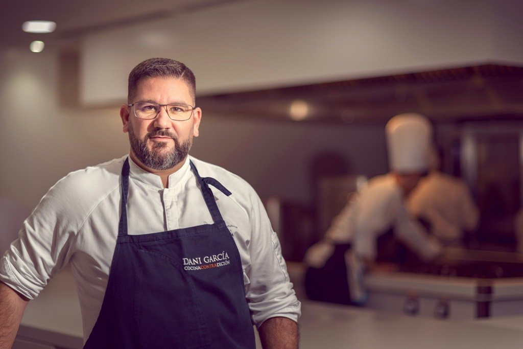 7canibales's tweet photo. Dani García "mi concepto de futuro es la cocina popular.Quiero vivir la vida de otra manera y un tres estrellas Michelin me obliga a trabajar por las noches, a estar a tope. Quiero que lleguen las 7 o las 8 y cenar con mis hijas" Por @GastroRosaRivas https://t.co/n1drGKP6Lm https://t.co/5tWss5qt7K