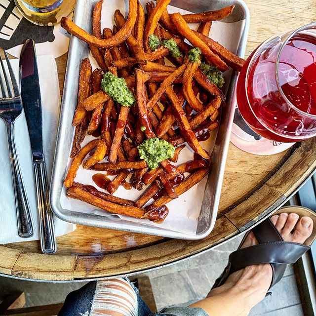 WillsVeganStore's tweet photo. >>SWEET POTATO FRIES AND MARIONBERRY SOUR!! 🍠🌱🍻
There likely has never been a happier vegan in a bbq joint.<<
@fruit.veg.love
See our Huarache Footbed Sandals here https://t.co/Kvs5c2VNgd
#MakeAPositiveChoice https://t.co/4kB5SZ5gke