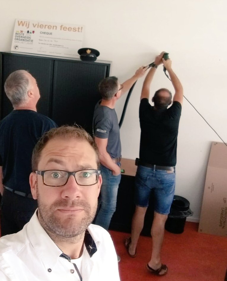 JanMeinster's tweet photo. Lekker dagje werken op het eigen eiland. Ondertussen wordt er wat licht kluswerk verricht door de een paar handige eilandelijke VRR collega's. #teamwork #VRRNEXT https://t.co/IzBdaKWinD